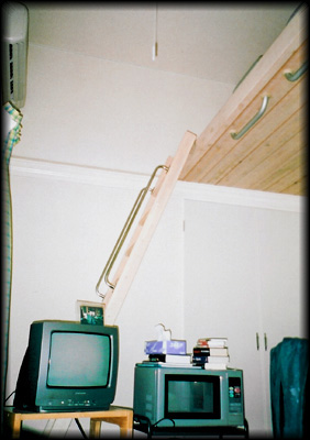 L'�chelle donnant acc�s au semi-�tage, Nagoya, 2001-2002.